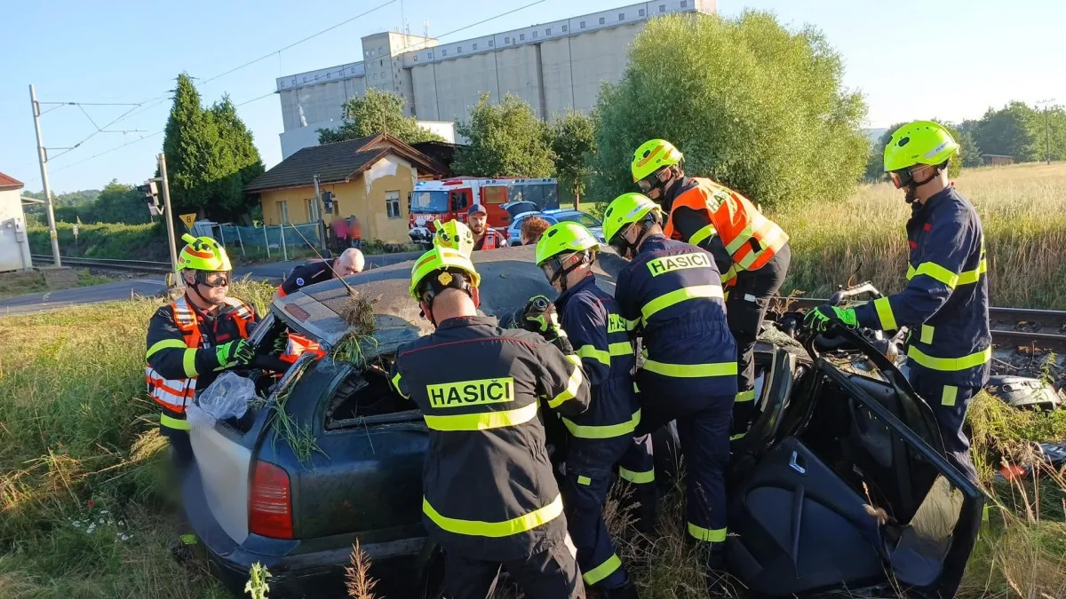 Vlak smetl na železničním přejezdu osobní automobil. Řidič utrpěl velmi těžké zranění