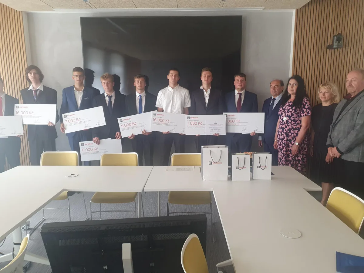 Ocenění učňů a studentů SOUE Plzeň na Krajském úřadě v Plzni za účasti vedení školy, zástupců ČEZ Distribuce a krajského úřadu (27.6.2025).