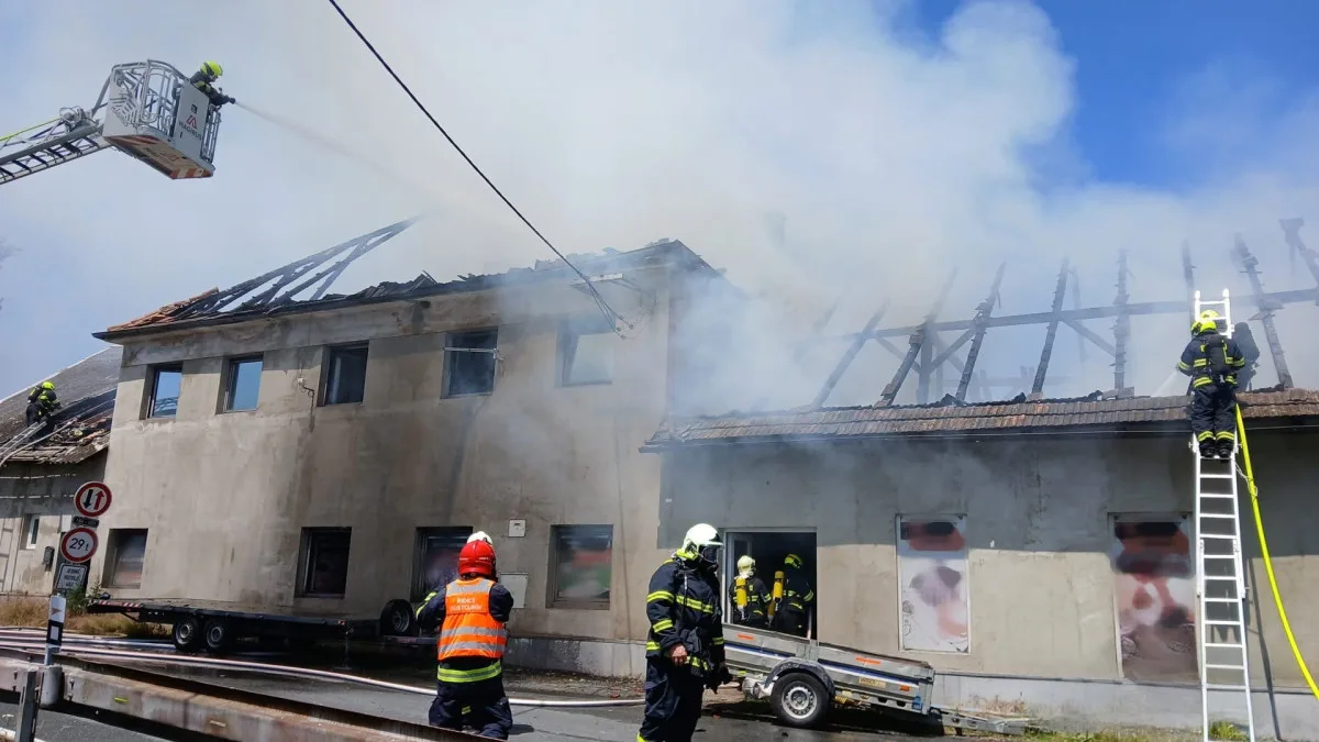 Hasiči likvidovali v úmorném vedru požár domu, vyhlásili 2. stupeň pohotovostního poplachu