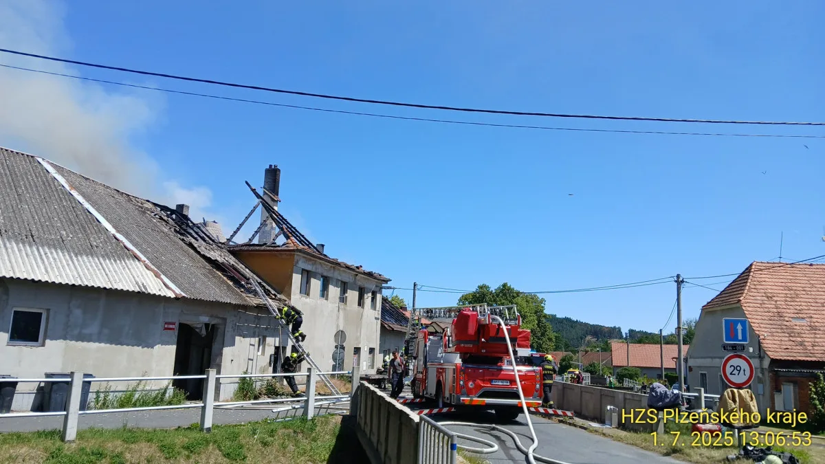 Hasiči likvidovali v úmorném vedru požár domu, vyhlásili 2. stupeň pohotovostního poplachu