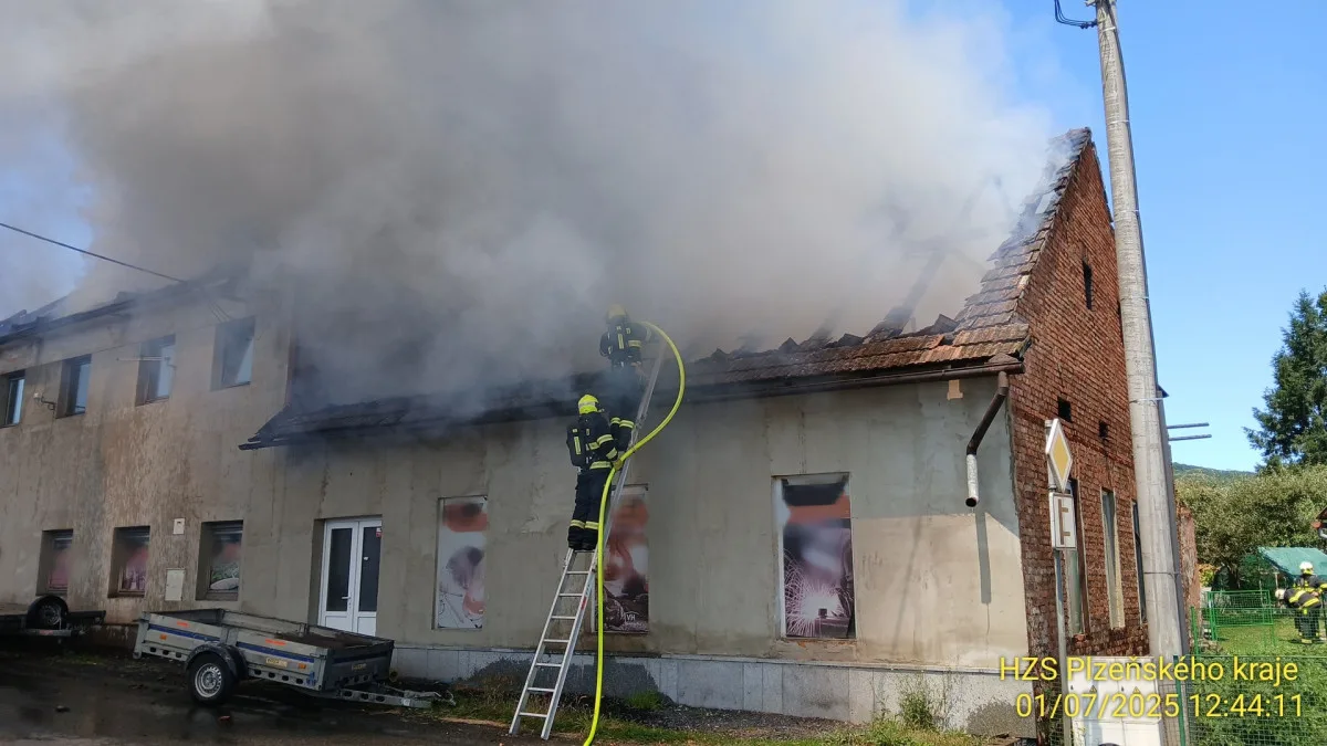 Hasiči likvidovali v úmorném vedru požár domu, vyhlásili 2. stupeň pohotovostního poplachu