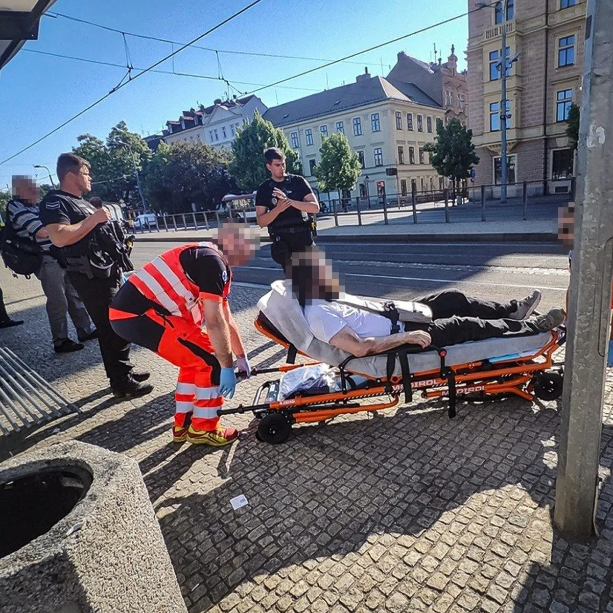 Sedmnáctiletý mladík surově napadl muže na zastávce, nechtěl mu půjčit mobil