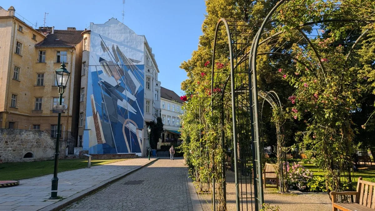 Lidé kritizují novou velkoplošnou moderní malbu na průčelí domu v historickém centru Plzně