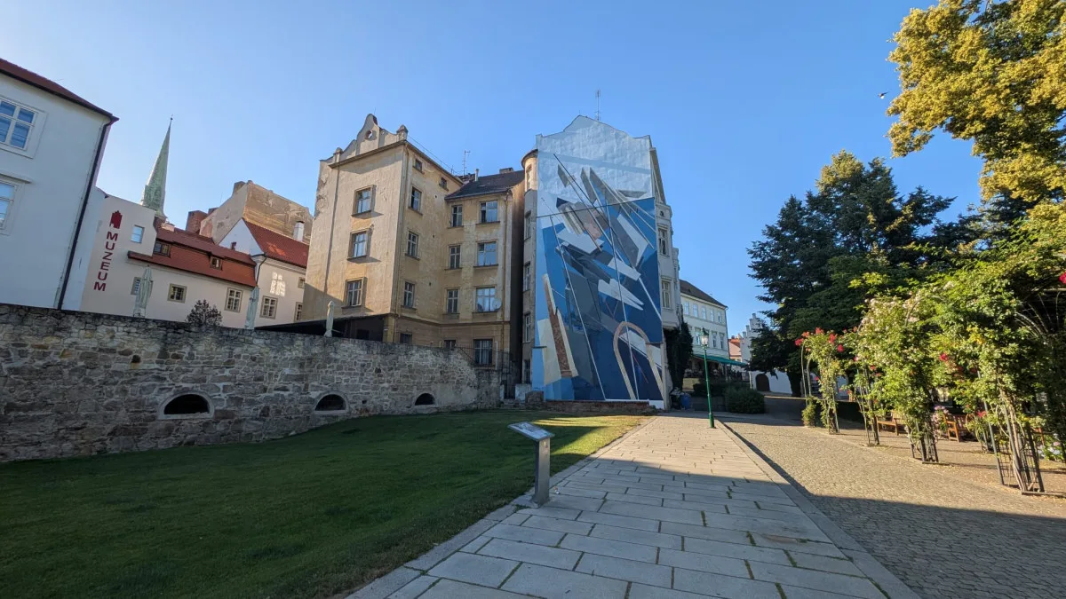 Lidé kritizují novou velkoplošnou moderní malbu na průčelí domu v historickém centru