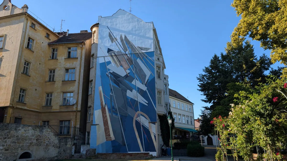 Lidé kritizují novou velkoplošnou moderní malbu na průčelí domu v historickém centru