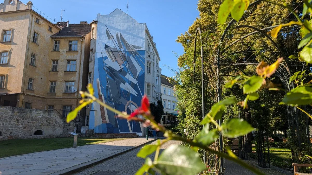 Lidé kritizují novou velkoplošnou moderní malbu na průčelí domu v historickém centru