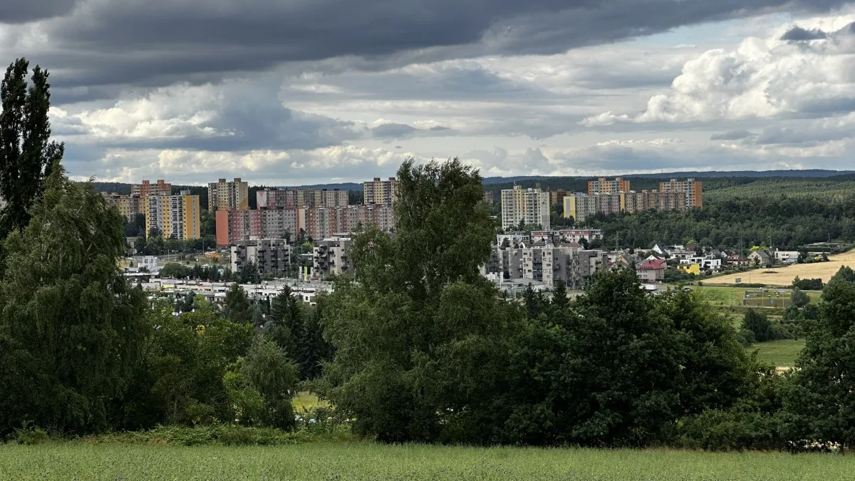 Pohled na Lochotín z Mikulky