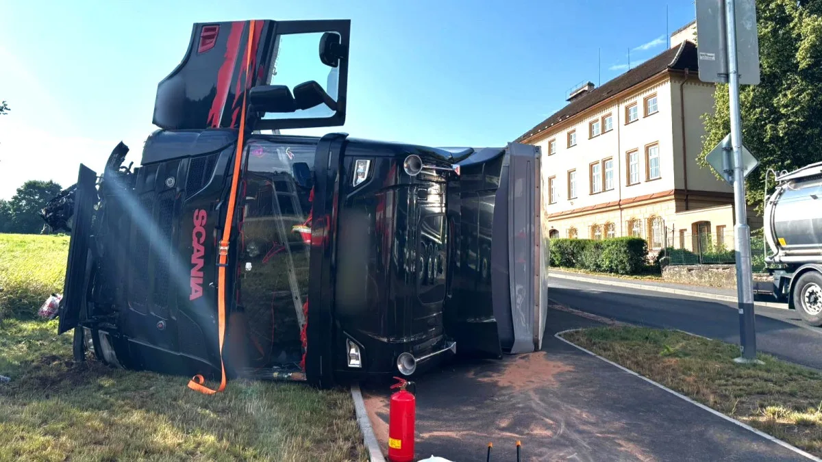 Kamion vyletěl ze silnice a zůstal ležet na chodníku převrácený na boku