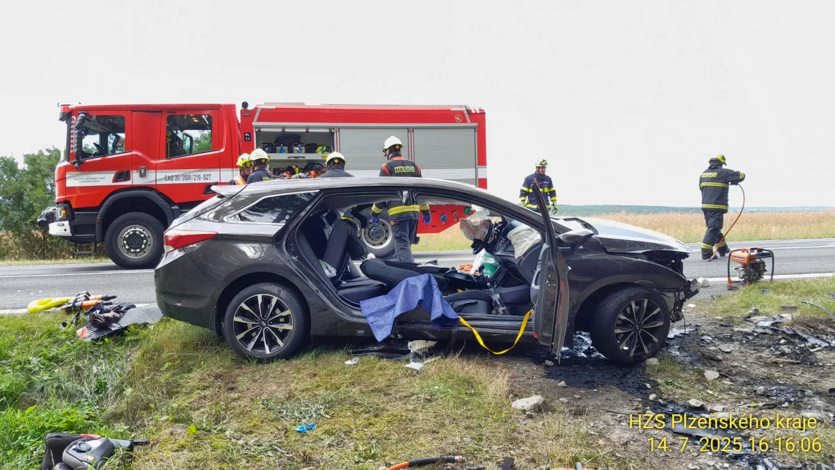 Při děsivé nehodě osobáku se vážně zranili dva dospělí a dítě. Auto narazilo do betonové propusti