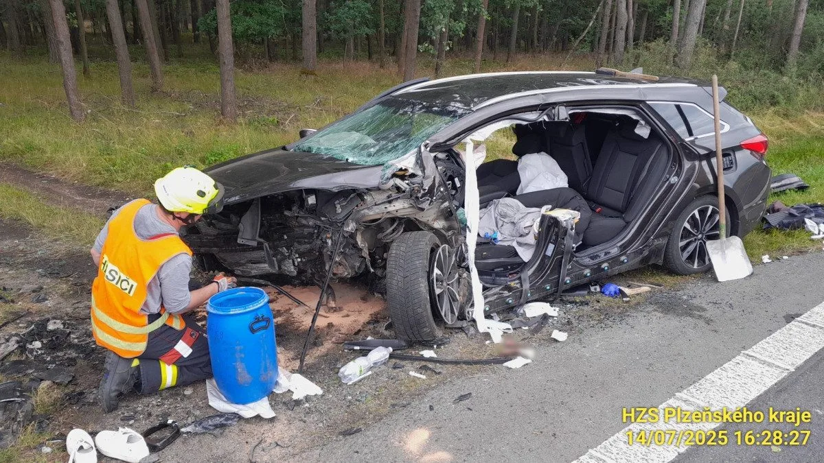 Při děsivé nehodě osobáku se vážně zranili dva dospělí a dítě. Auto narazilo do betonové propusti