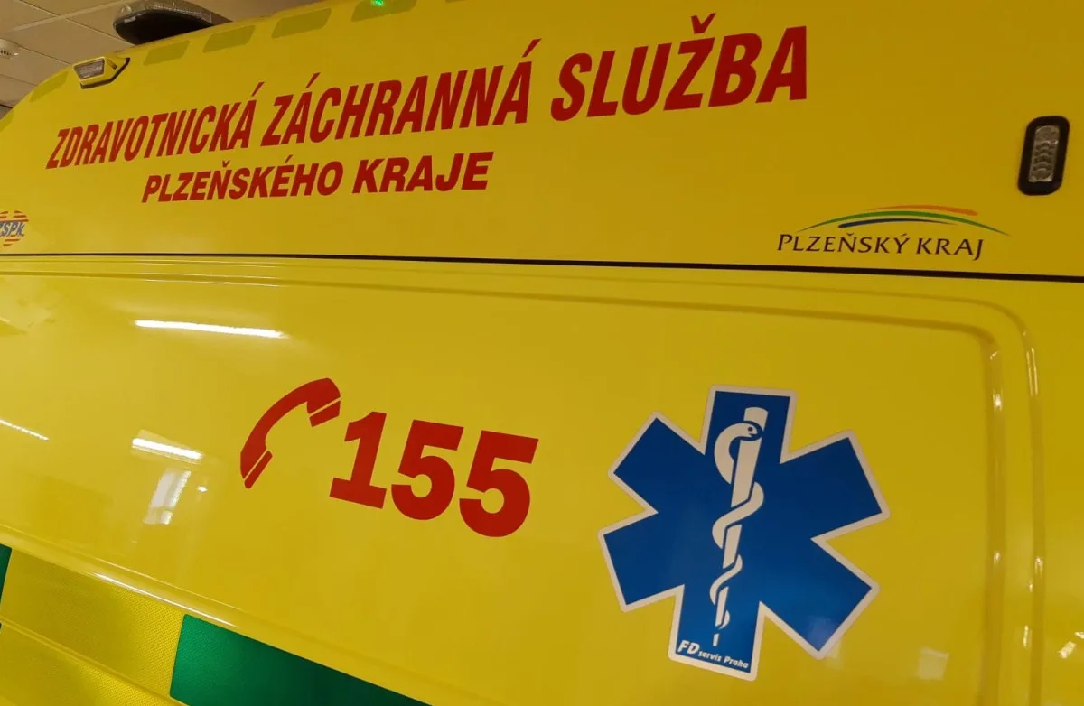 Při děsivé nehodě osobáku se vážně zranili dva dospělí a dítě. Auto narazilo do betonové propusti