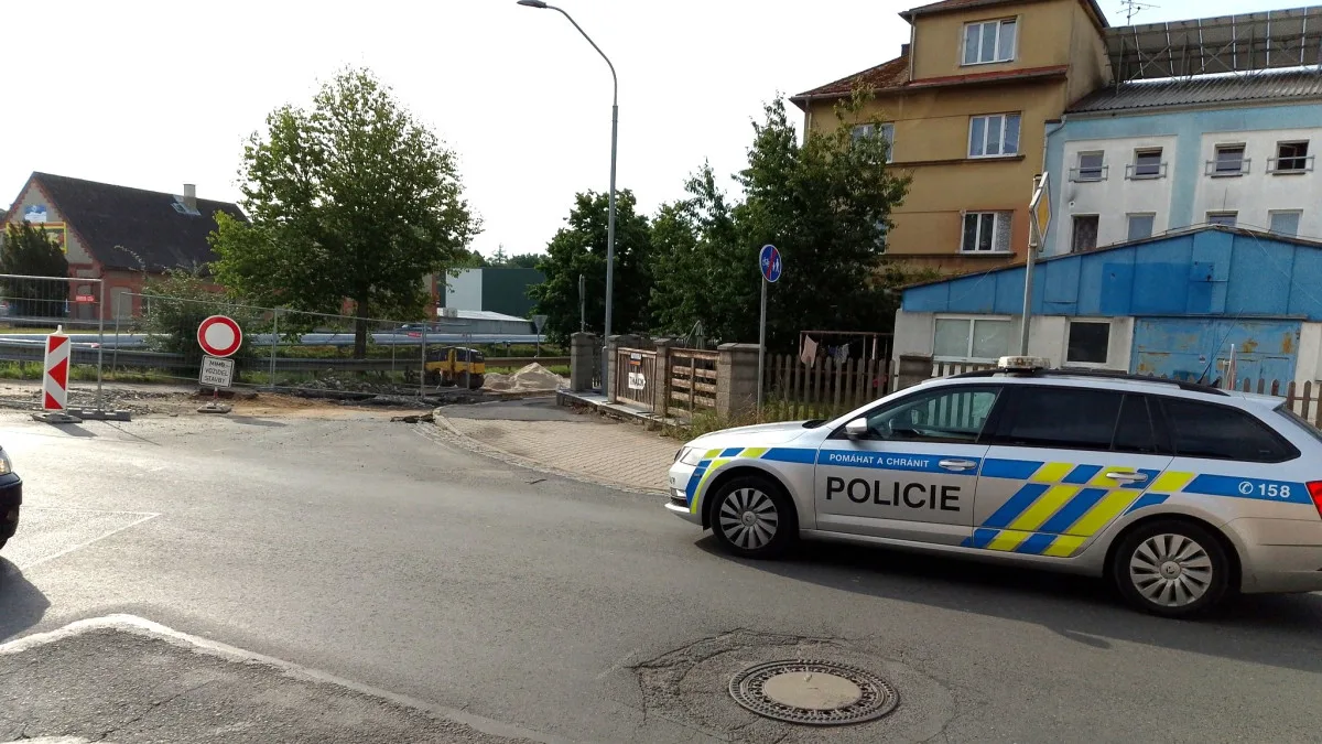 Torzo zápalné letecké pumy vykopali dělníci při opravě ulice. Jde o pozůstatek náletu na klatovské nádraží