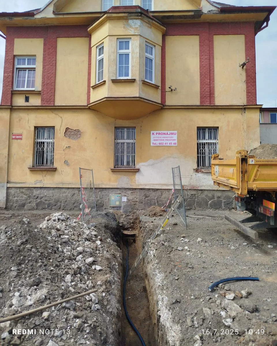 Torzo zápalné letecké pumy vykopali dělníci při opravě ulice. Jde o pozůstatek náletu na klatovské nádraží