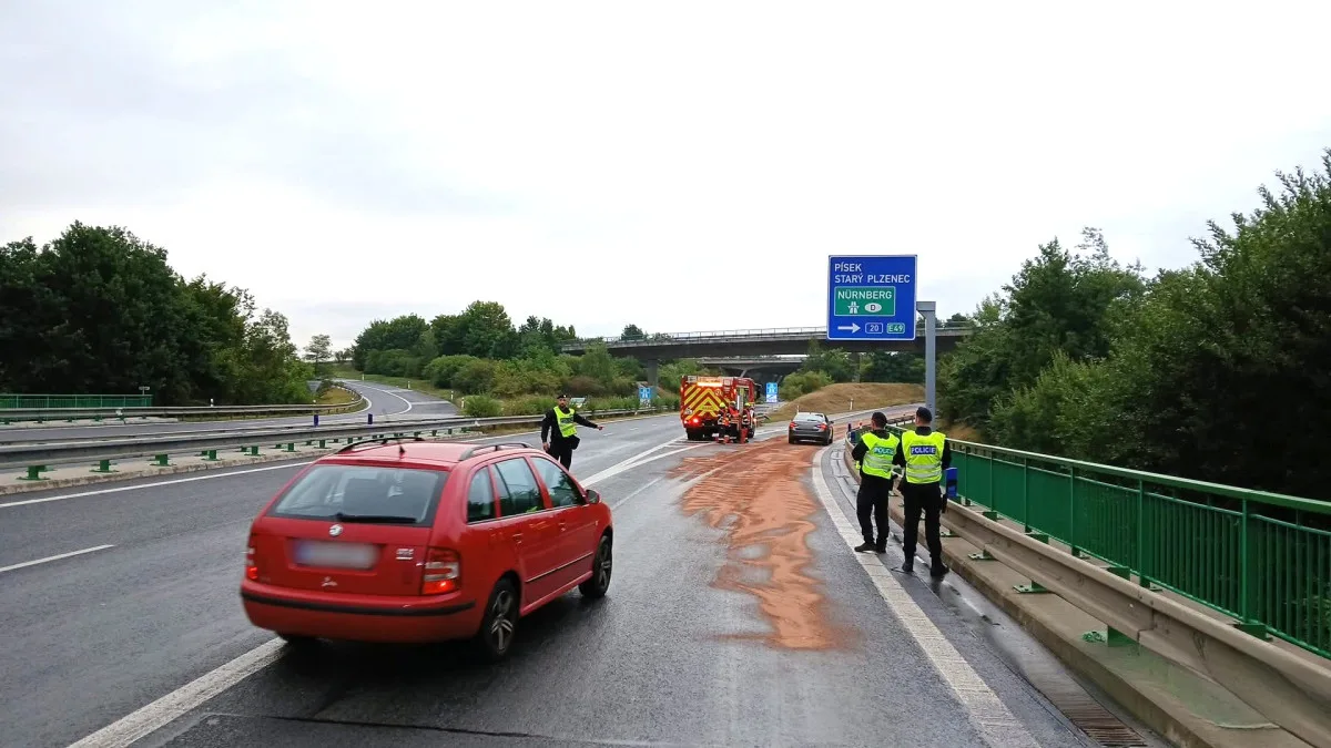 Rozsáhlý únik nafty velmi nebezpečně znečistil zatáčku na sjezdu z dálnice D5 u plzeňské Olympie