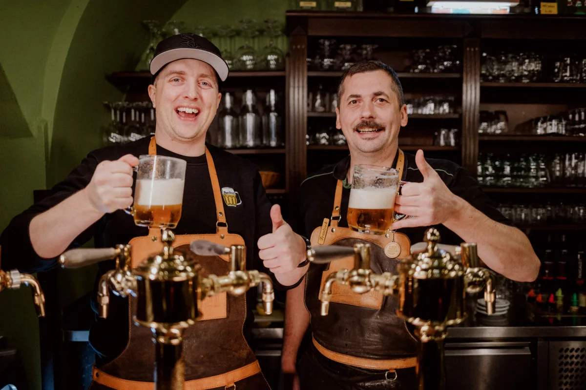 Lidé si myslí, že pěna je podfuk, říká výčepní, který ve Švédsku boří mýty o plzeňském pivu