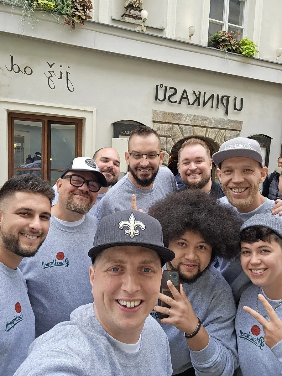 Lidé si myslí, že pěna je podfuk, říká výčepní, který ve Švédsku boří mýty o plzeňském pivu