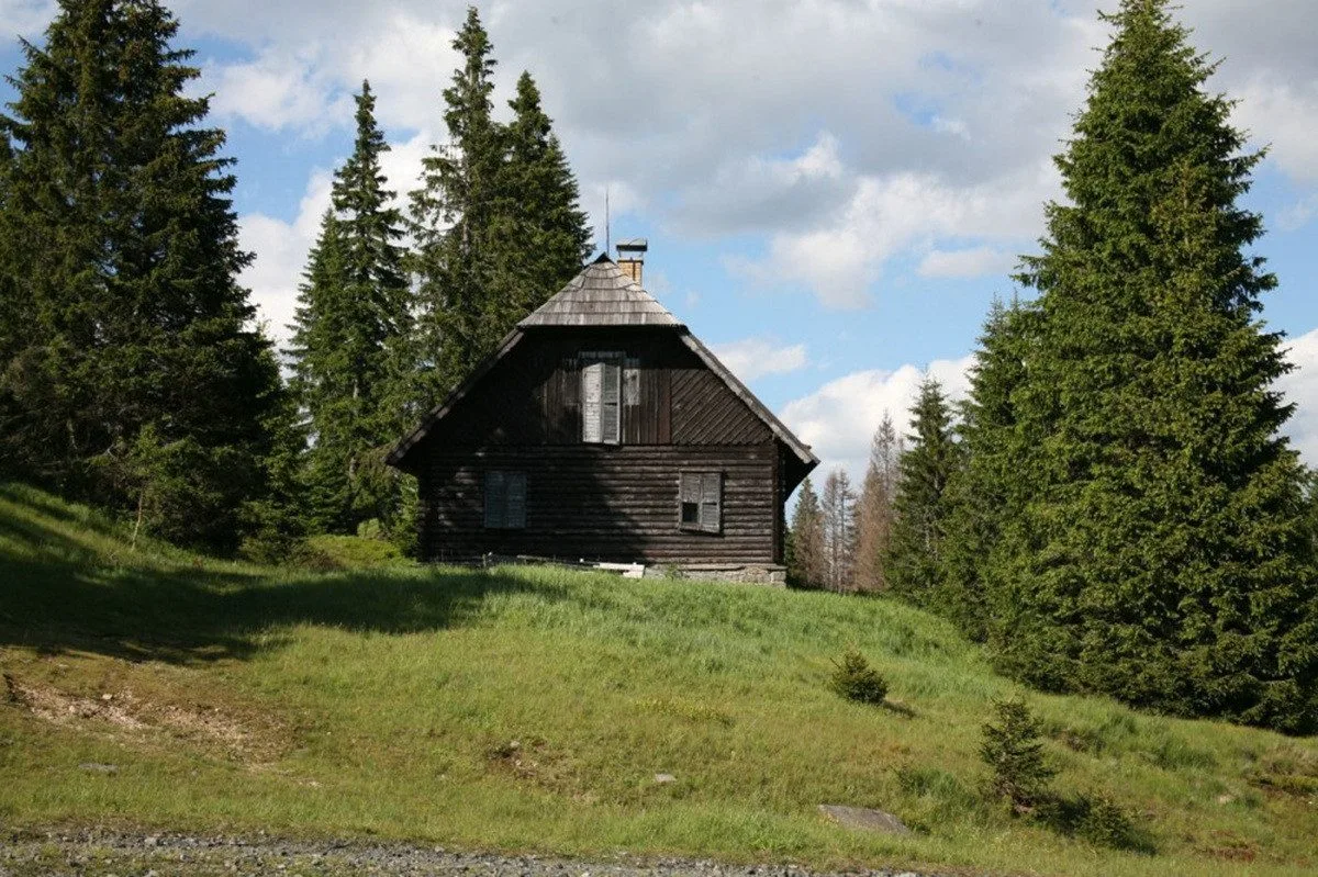 Rozebírání a konzervace slavné Roklanské chaty v srdci Šumavy jen tak nezačne