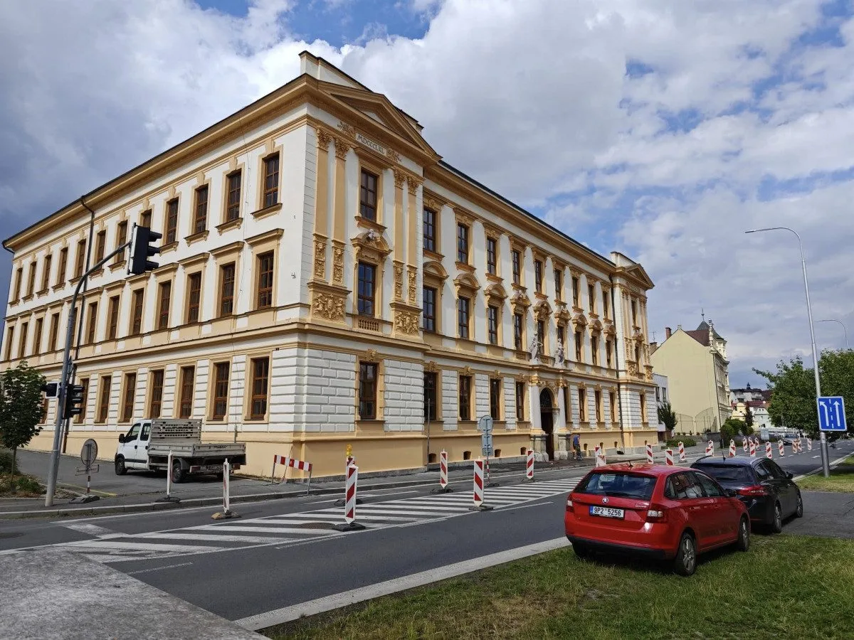 Fasáda historické budovy chlapecké školy září novotou. Má také ochranu proti holubům
