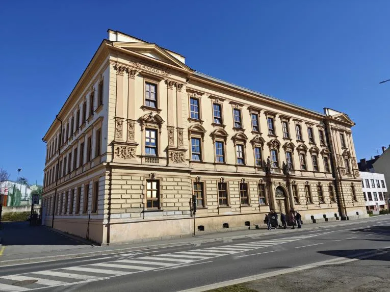 Budova před obnovou.