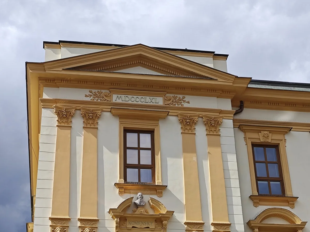 Fasáda historické budovy chlapecké školy září novotou. Má také ochranu proti holubům