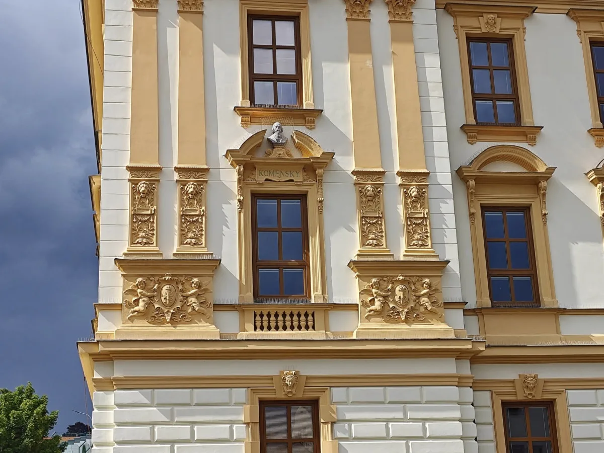 Fasáda historické budovy chlapecké školy září novotou. Má také ochranu proti holubům