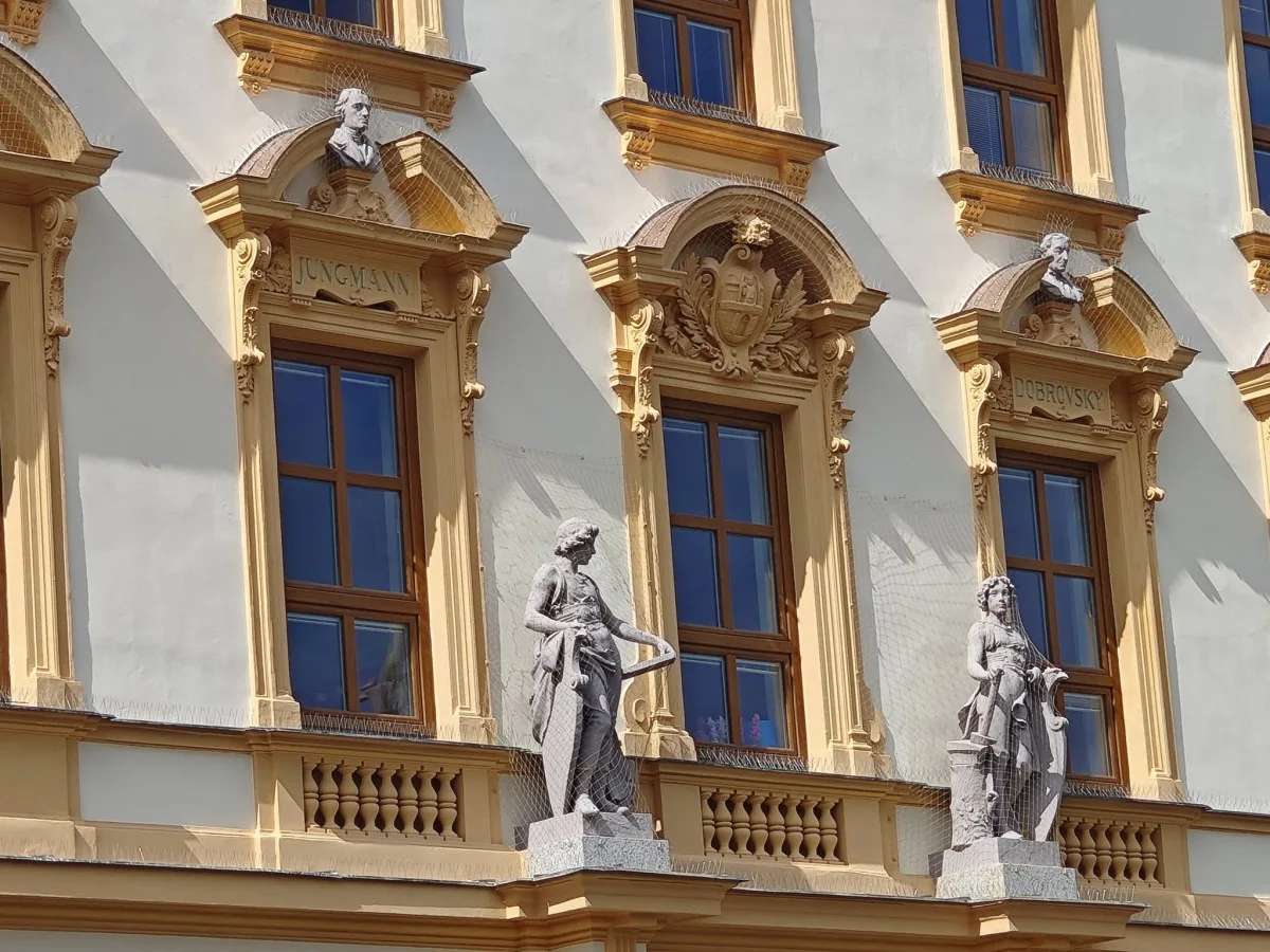 Fasáda historické budovy chlapecké školy září novotou. Má také ochranu proti holubům