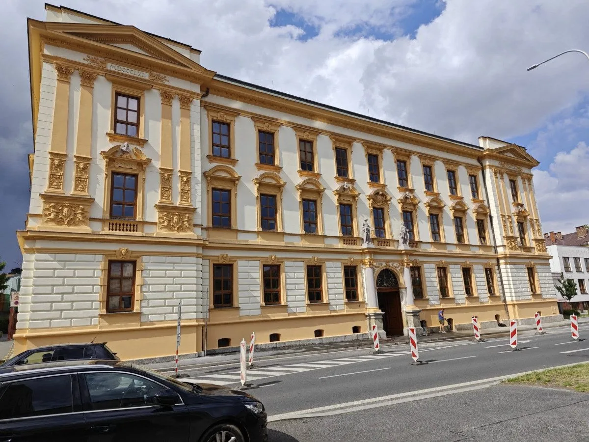 Fasáda historické budovy chlapecké školy září novotou. Má také ochranu proti holubům