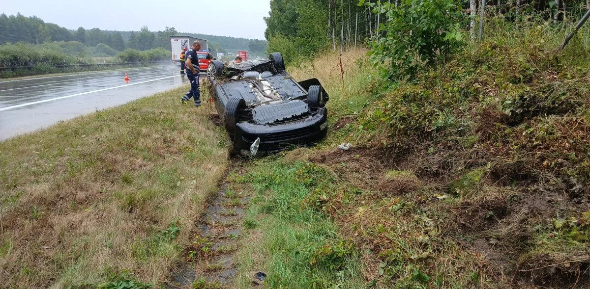 Řidič vylétl z dálnice D5 a skončil na střeše, byl opilý