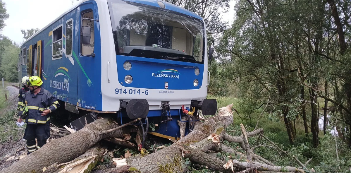 Vlak vykolejil po nárazu do padlého stromu, doprava na železnici stojí