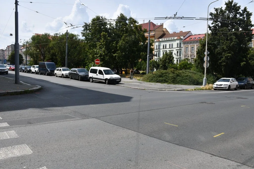Další těžká rána pro dopravu v Plzni. Až do konce roku se budou opravovat ulice kolem Husova náměstí