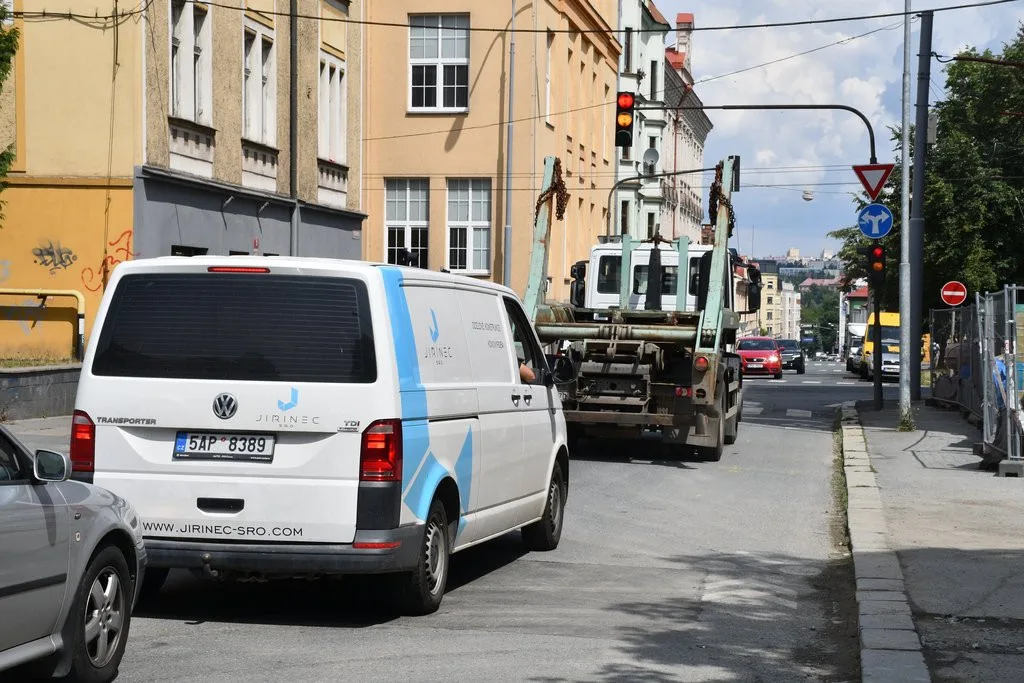 Další těžká rána pro dopravu v Plzni. Až do konce roku se budou opravovat ulice kolem Husova náměstí