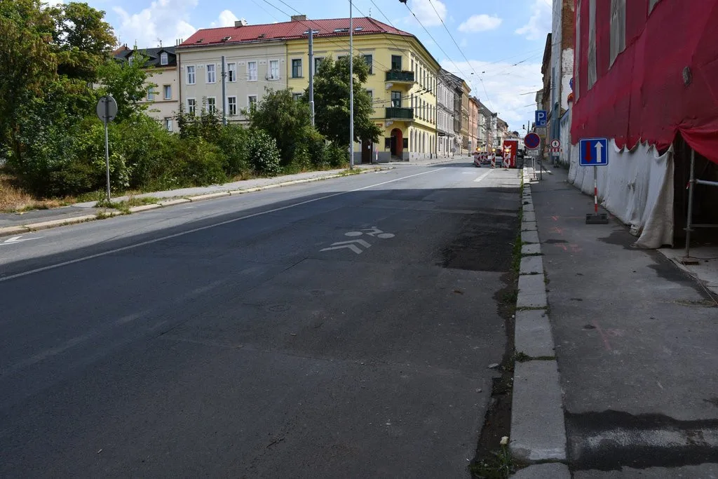 Další těžká rána pro dopravu v Plzni. Až do konce roku se budou opravovat ulice kolem Husova náměstí