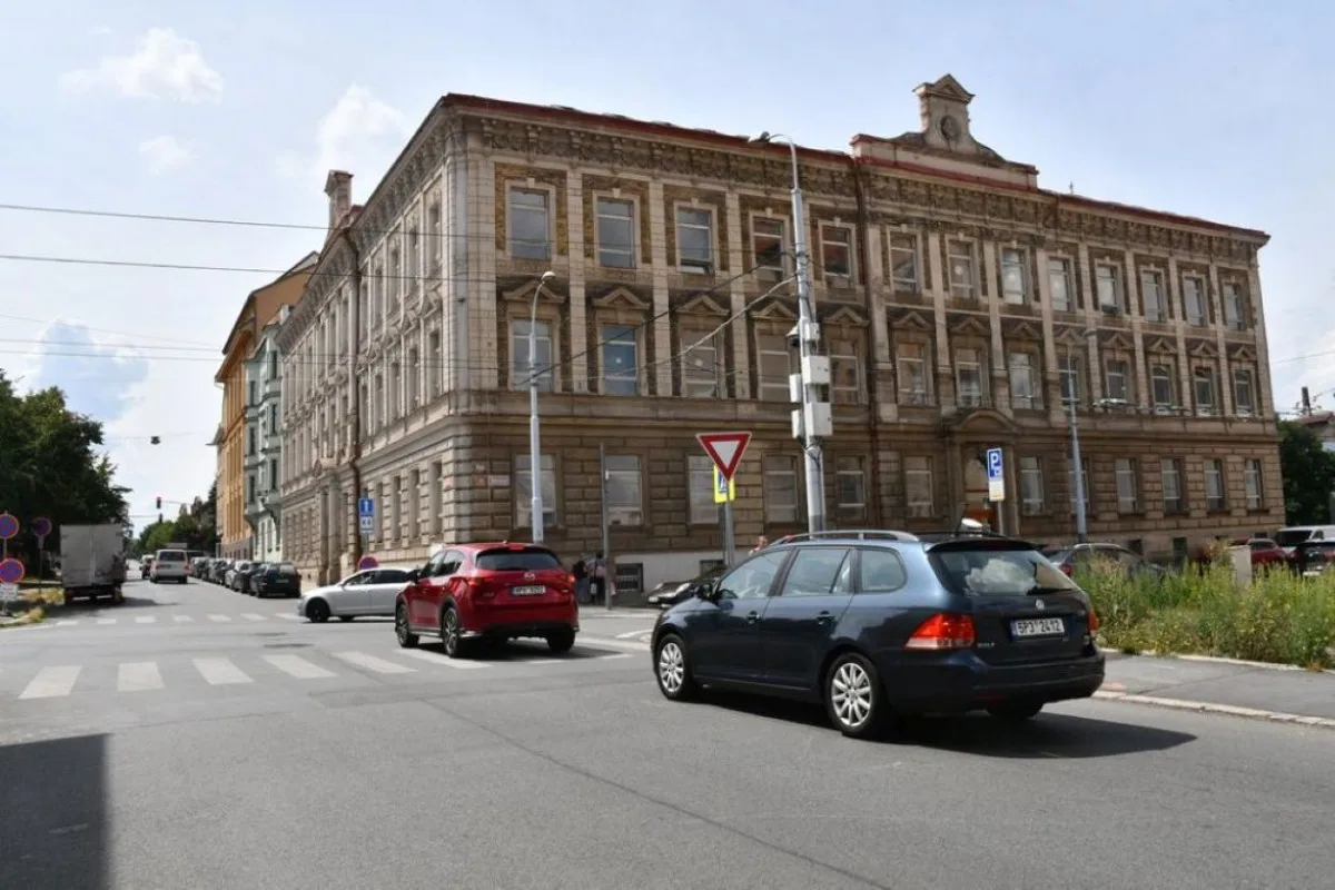 Další těžká rána pro dopravu v Plzni. Až do konce roku se budou opravovat ulice kolem Husova náměstí