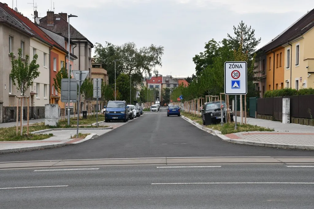 Ulice Kapitána Jaroše se opravovala od loňského podzimu. Staré stromy nahradily mladé stromky