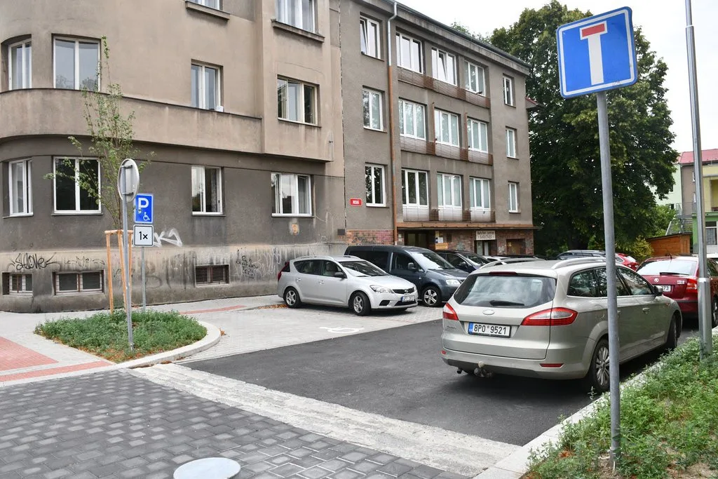 Ulice Kapitána Jaroše se opravovala od loňského podzimu. Staré stromy nahradily mladé stromky