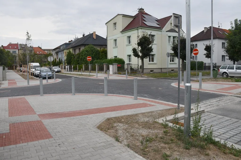 Ulice Kapitána Jaroše se opravovala od loňského podzimu. Staré stromy nahradily mladé stromky