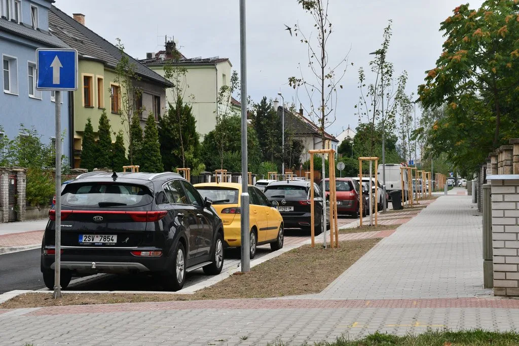 Ulice Kapitána Jaroše se opravovala od loňského podzimu. Staré stromy nahradily mladé stromky