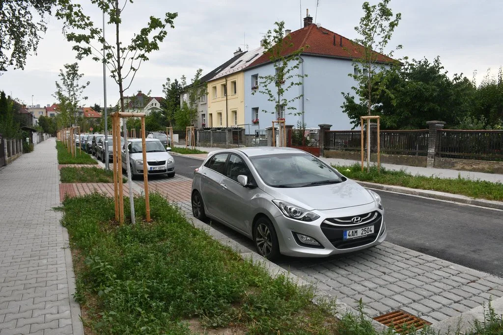 Ulice Kapitána Jaroše se opravovala od loňského podzimu. Staré stromy nahradily mladé stromky