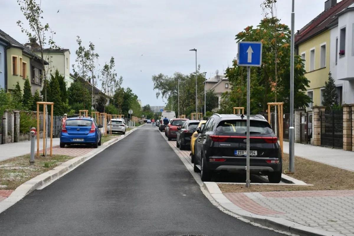 Ulice Kapitána Jaroše se opravovala od loňského podzimu. Staré stromy nahradily mladé stromky