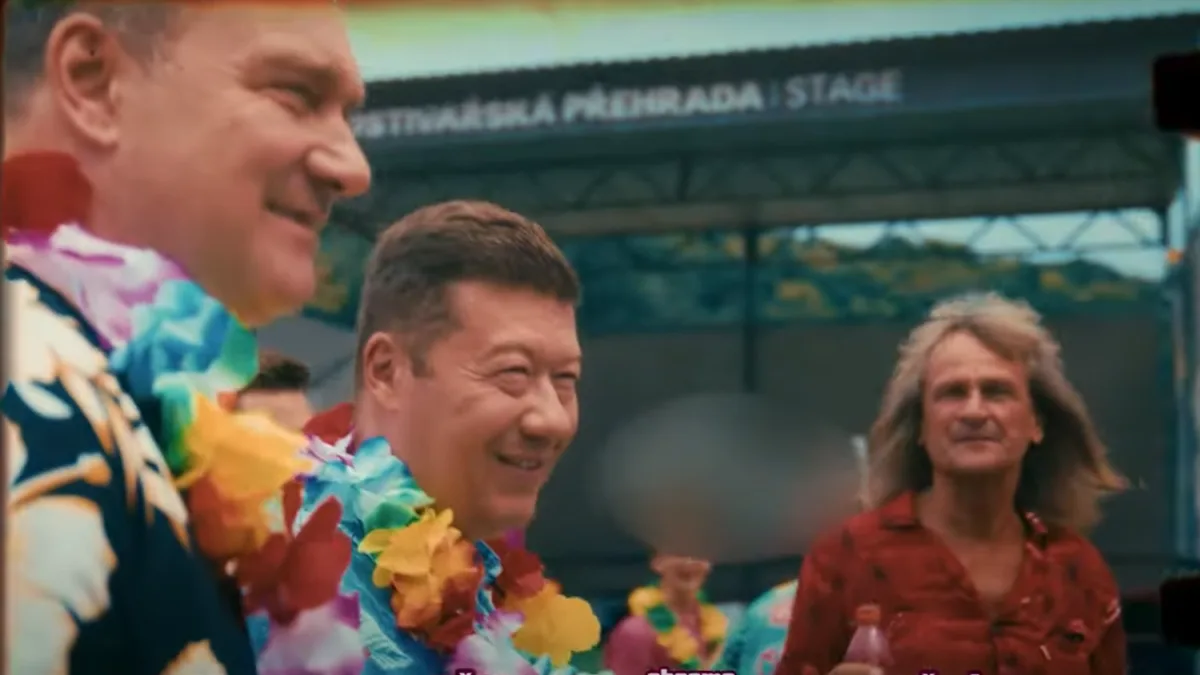 Logo pivovaru Proud se nacházelo na tomto záběru mezi Okamurou a Ševčíkem. V upravené verzi videoklipu už je logo rozostřené