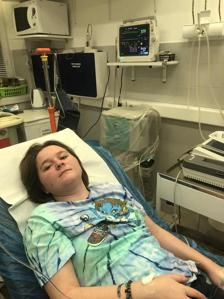 Ivana bojuje se vzácnou chorobou a sní o elektrickém vozíku, aby mohla na školní exkurze