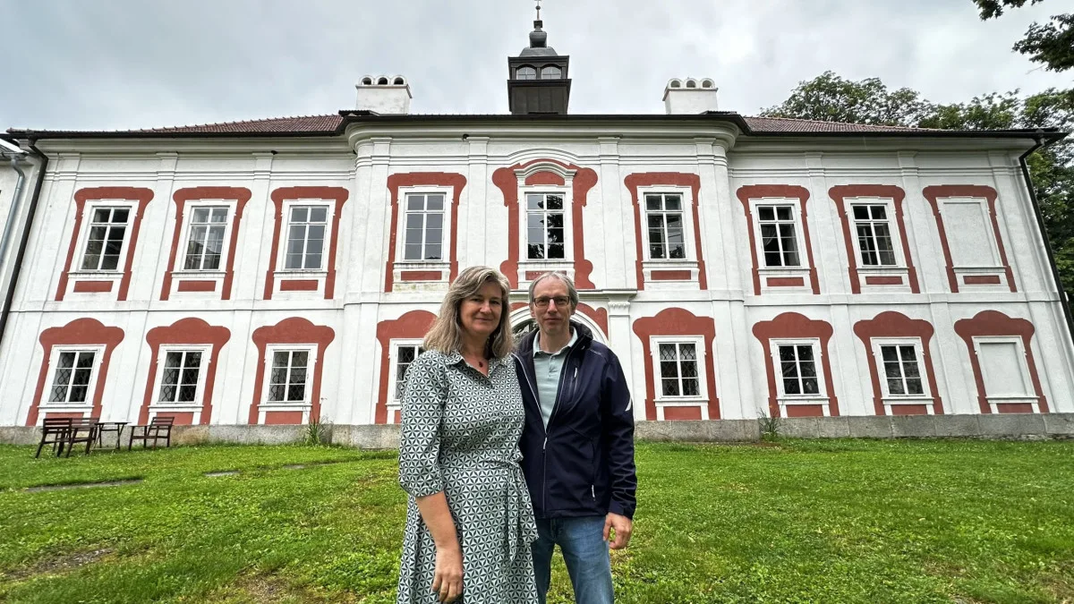 Manželé Jitka a František Šperlovi před svým zámkem v Mlázovech na Sušicku