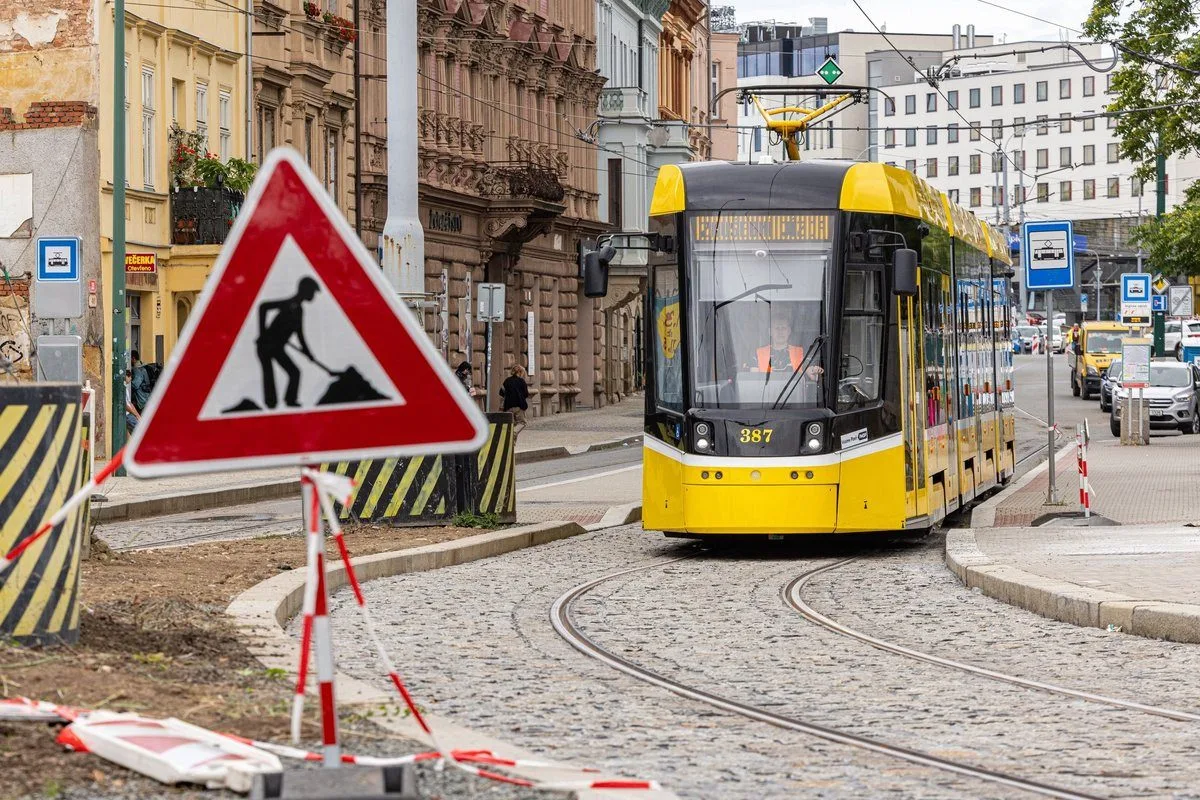 Tramvaje se vrací na koleje U Jána. Plzeň dokončila opravu ve frekventované křižovatce