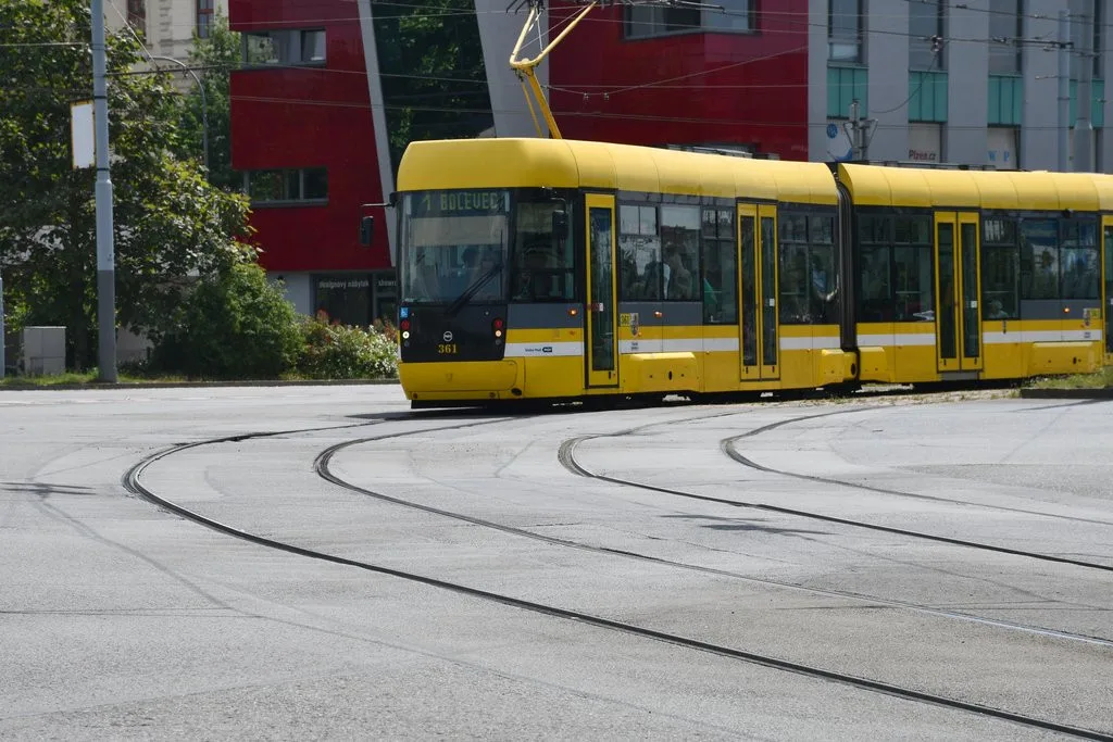 Tramvaje se vrací na koleje U Jána. Plzeň dokončila opravu ve frekventované křižovatce