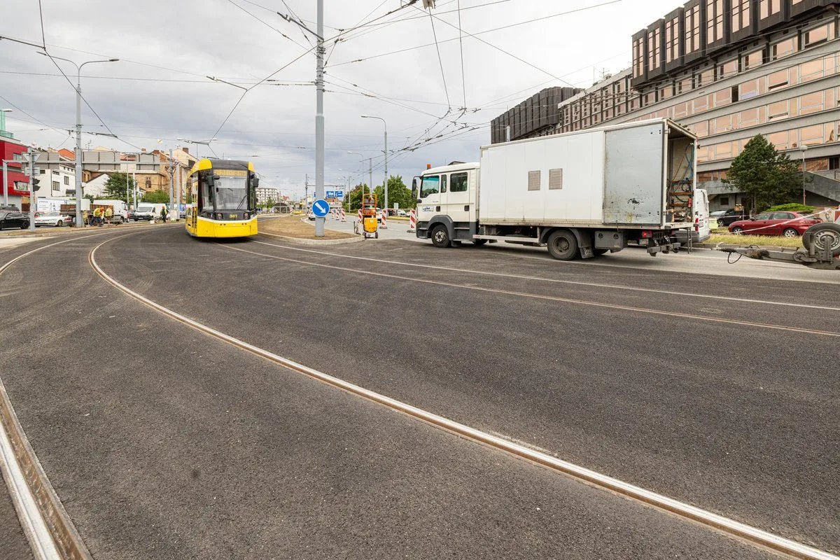 Tramvaje se vrací na koleje U Jána. Plzeň dokončila opravu ve frekventované křižovatce