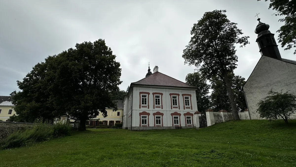 Místo staré chalupy si manželé pořídili zchátralý pošumavský zámek, který skvěle zrekonstruovali