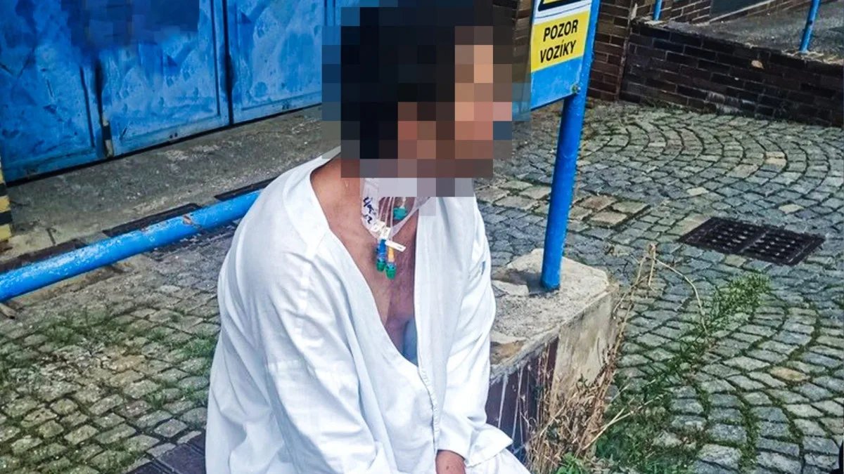 Po chodníku bloumá muž v pyžamu a z krku mu trčí hadičky, hlásili svědci na policii