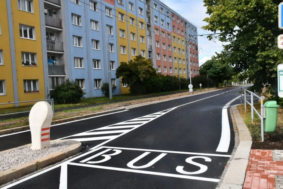 O jednu dopravní stavbu méně. Do opravené ulice Na Dlouhých už se komplet vrátila doprava
