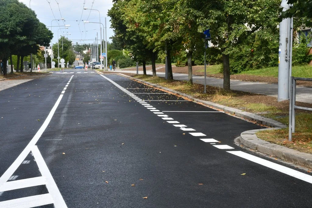 O jednu dopravní stavbu méně. Do opravené ulice Na Dlouhých už se komplet vrátila doprava