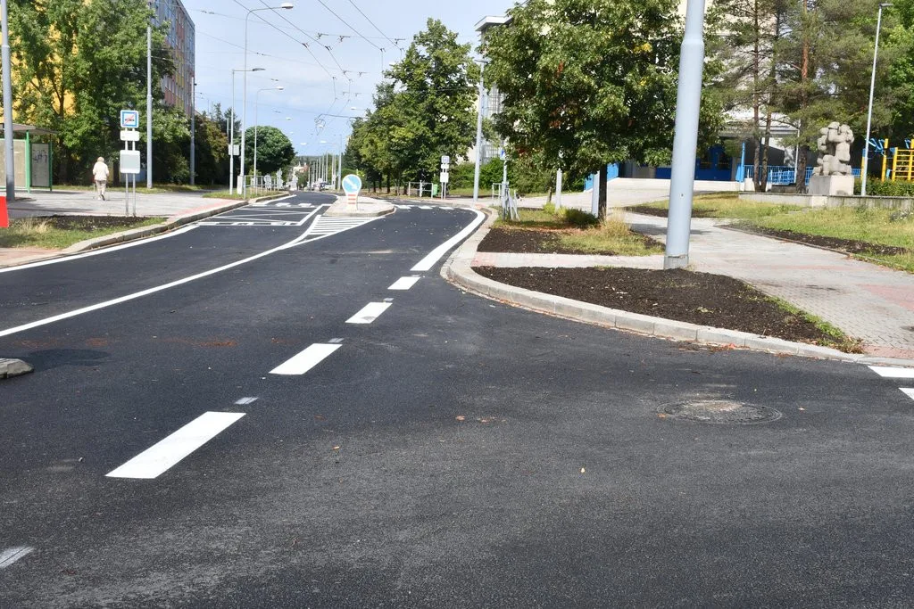 O jednu dopravní stavbu méně. Do opravené ulice Na Dlouhých už se komplet vrátila doprava